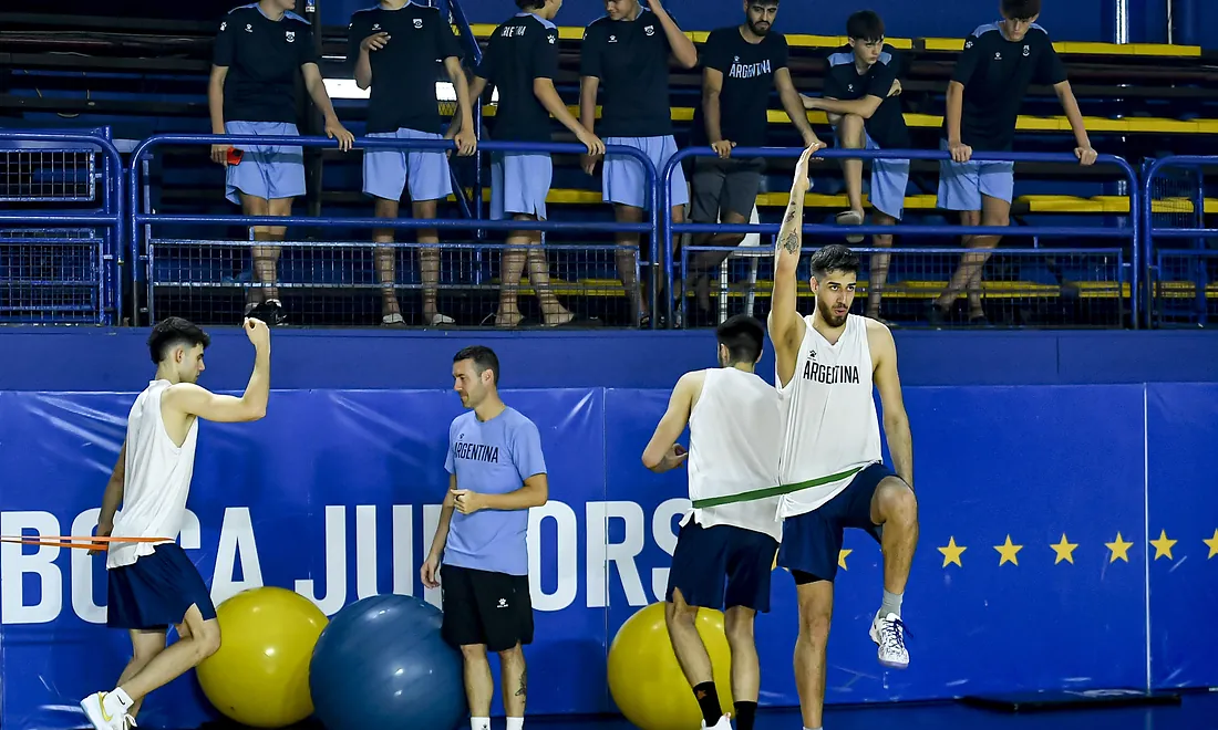 Entrenamiento grupal de cadenas musculares con pelotas de estabilidad