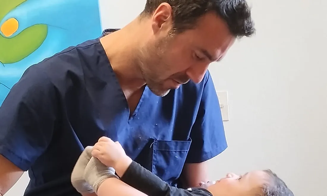 Tratamiento suave del cuello y la cabeza de un bebé recién nacido