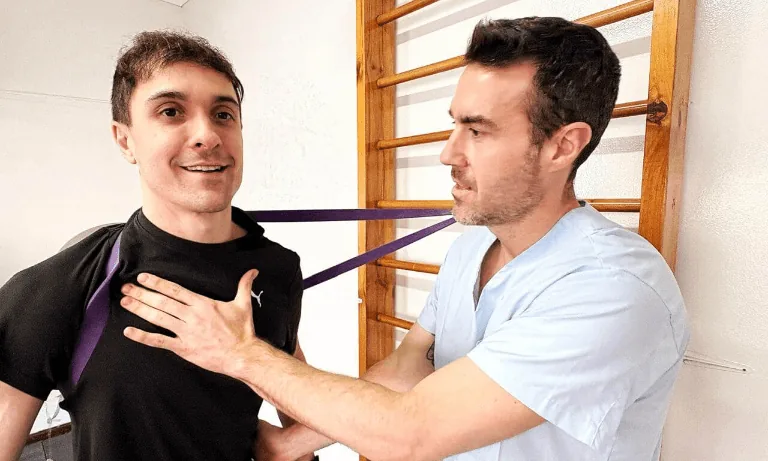 Ejercicio terapéutico con banda elástica con Leandro Amigo