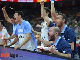 Cuerpo técnico de la Selección Argentina de Básquet siguiendo el partido desde el banco