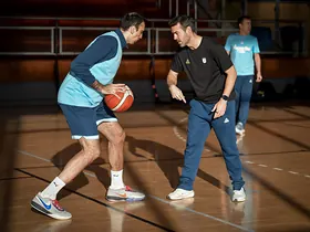 Ejercicio terapéutico funcional con pelota junto a jugadores de básquet