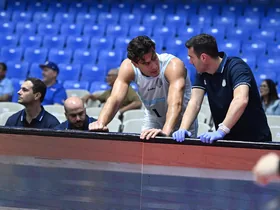 Tratamiento kinesiológico a un jugador al borde de la cancha