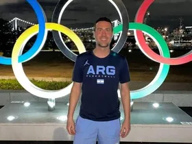 Leandro Amigo frente a los anillos olímpicos en los Juegos Olímpicos