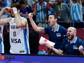 Leandro Amigo festejando desde el banco de suplentes de la Selección Argentina