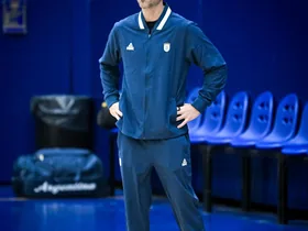 Leandro Amigo en el banco de suplentes de la Selección Argentina de Básquet
