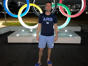 Leandro Amigo en los aros olímpicos de Tokio 2020 como kinesiólogo de la Selección