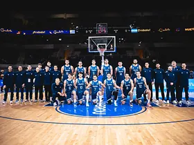 Leandro Amigo junto al plantel de la Selección Argentina de Básquet en cancha