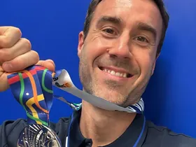 Leandro Amigo con las medallas obtenidas con la Selección Argentina de Básquet