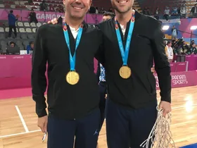 Leandro Amigo con las medallas junto a un integrante del cuerpo técnico