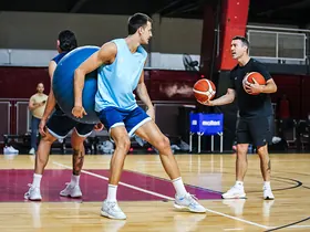 Ejercicio de control y propiocepción con un jugador de básquet en cancha