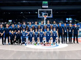 La Selección Argentina de Básquet formada en la cancha antes del partido