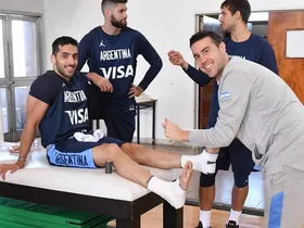 Terapia manual a un jugador de la Selección Argentina sobre la camilla