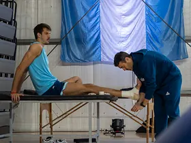 Tratamiento kinesiológico en camilla en el consultorio de Leandro Amigo